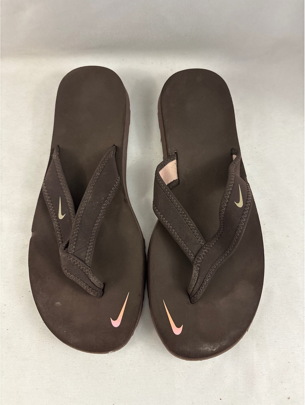 Nike Women’s Brown Leather Flip Flop Sandals with Pink Accents Size 9